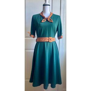 Vintage-Inspired Emerald Green Dress with Contrasting Trim
